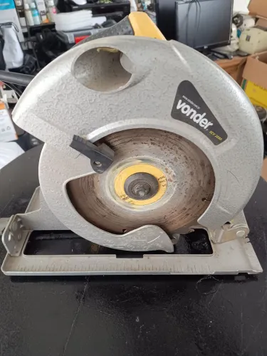 Vendo Serra Circular 1800W 9.1/4? 220v Vonder SCV 2050, com serra de madeira funcionando.