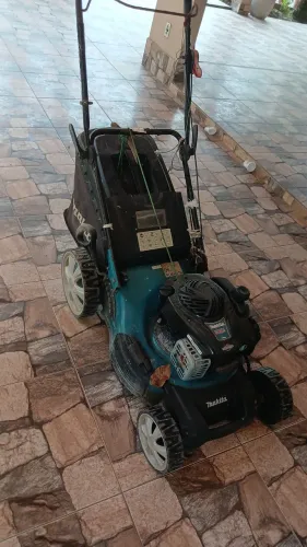 Vendo um cortador de grama makita está com defeito.