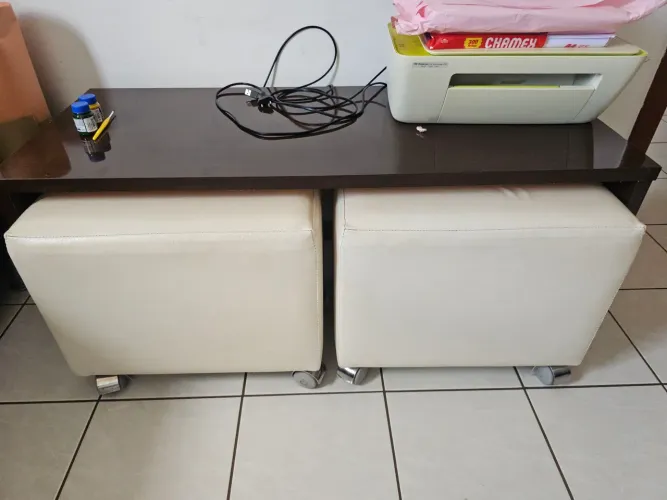Mesa com puff/ rack tv