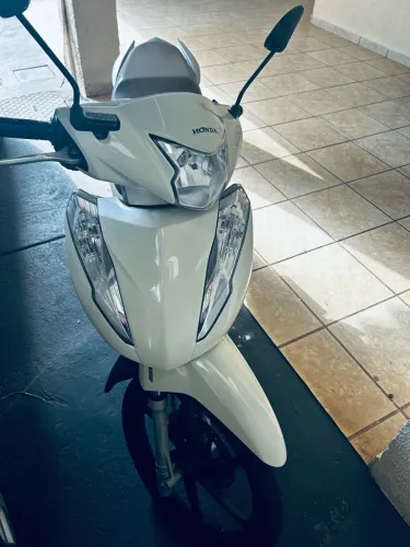 VENDO: Honda Biz Branca ? Economia, Estilo e Praticidade!