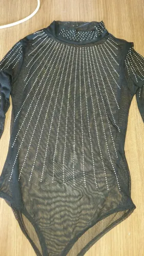 body de tule transparente preto com gola alta, mangas compridas e aplicações em strass/ped