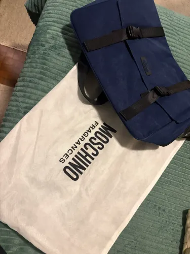 BOLSA MOCHILA MOSCHINO DE LADO