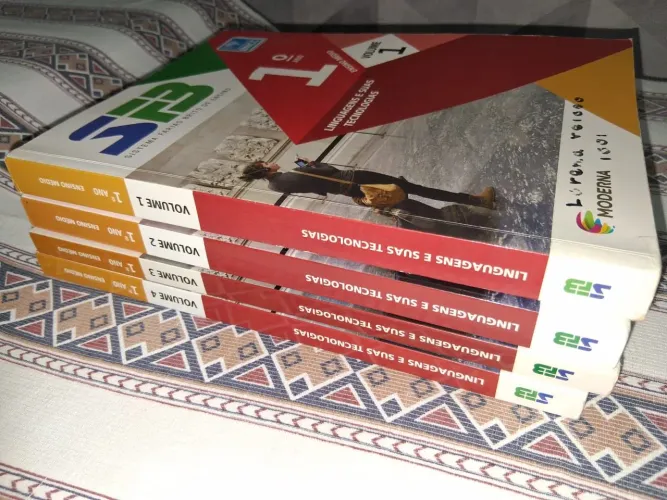 Venda de kit de livros usados em ótimo estado do sistema farias brito 1° ano ensino médio