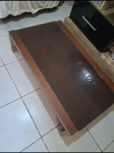 MESA DE MADEIRA COM TAMPA DE VIDRO