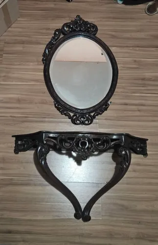 Conjunto antigo de madeira com selo.
