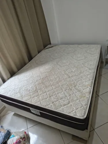 Cama box de casal com colchão ortopédico.