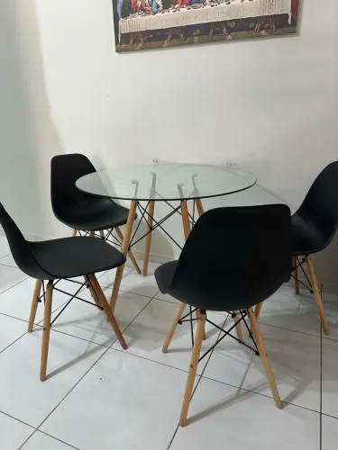 VENDE-SE MESA DE JANTAR COM 4 CADEIRAS!
