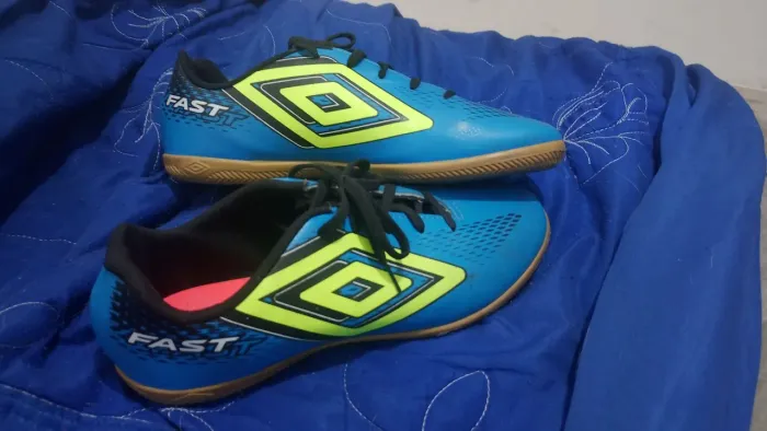 Vendo chuteira de futsal semi nova é muito boa e não escorrega usei apenas duas vezes