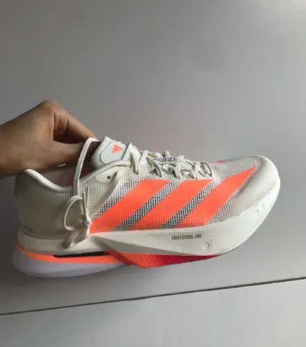 TÊNIS ADIDAS ADIZERO BOSTON 13, ORIGINAL E COMPLETAMENTE NOVO.