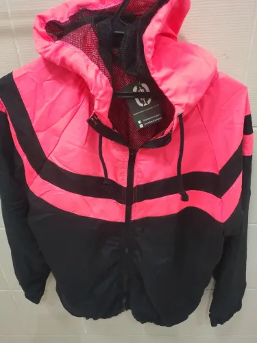 Jaqueta feminina Corta Vento tamanho M cor rosa e preto