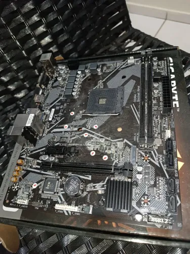 Lote Peças de Informática: 2 Placas A520M (Defeito) + Cabos DP/VGA/SATA