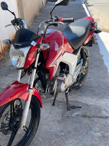 Vende-se Titan 150/2015 moto de procedência motor tá zero IPVA 2026 pago no meu nome!