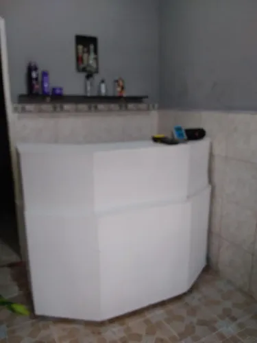 Balcão em mdf todo branco, com gavetas atras