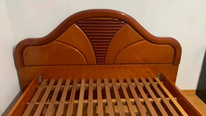 Cama Queen de Madeira Maciça