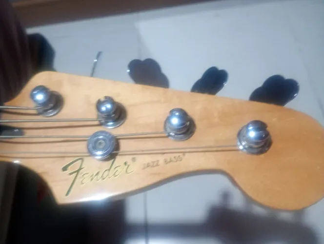Baixo fender mexicano