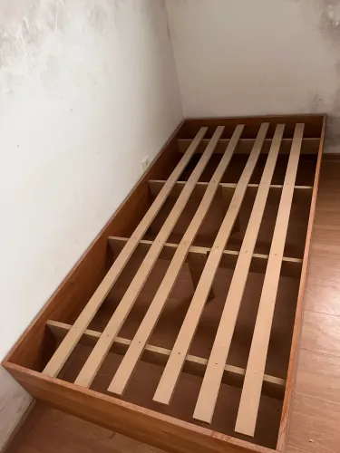 Cama de Solteiro em Madeira (Estrutura Firme e Ótimo Estado!)