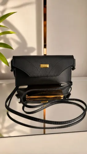 Bolsa Couro Fino de tamanho pequeno, com alça transversal.