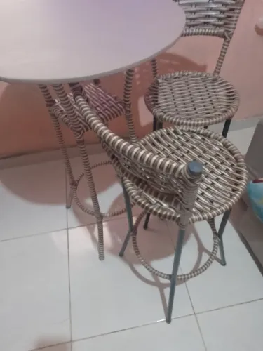 Vendo um conjunto de banquetas e uma mesa super novas por apenas 350 pra hj