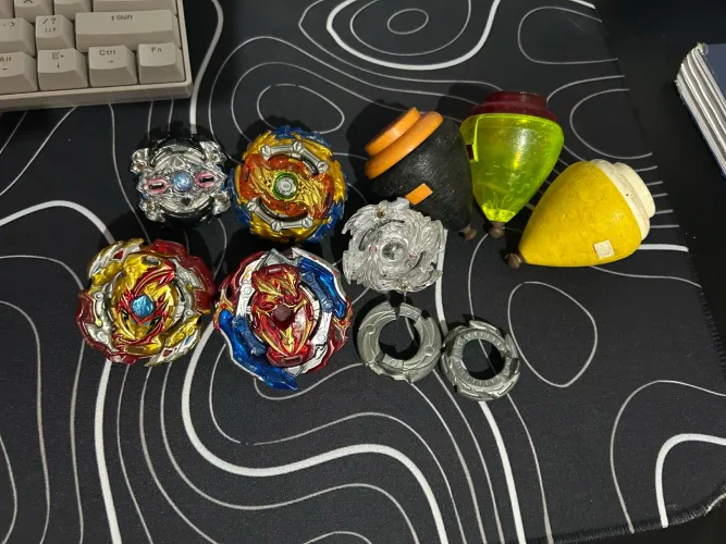Peões e beyblades burst