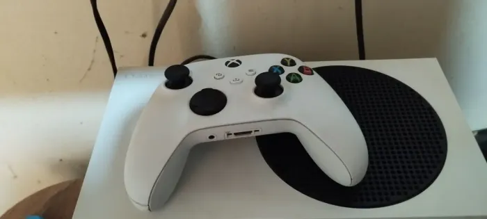 Xbox Série S Em Ótimo estado Semi Novo + controle e Caixa Original