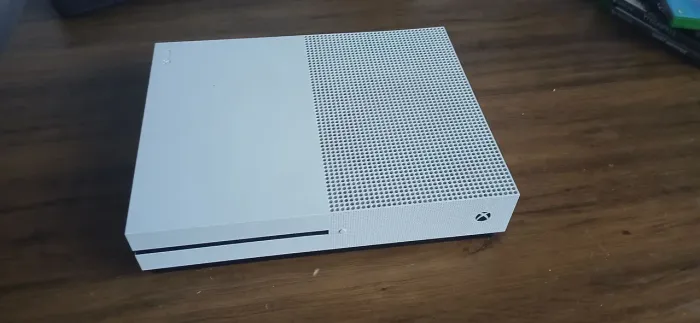 Xbox one s 1tb com controle,cabos e 4 jogos
