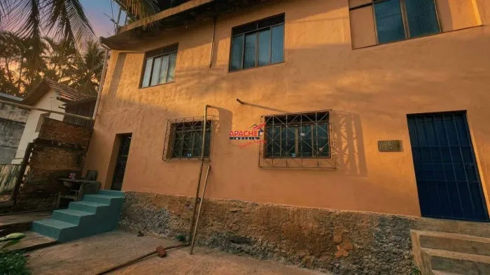 Casa localizada no Centro