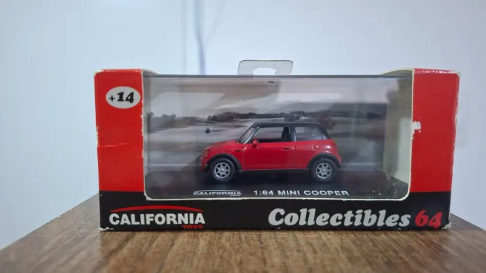 Mini Cooper miniatura California 1:64