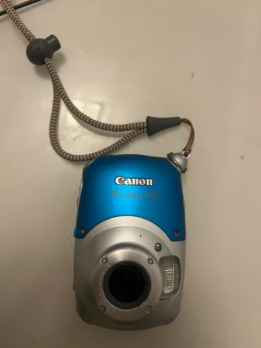 Canon PowerShot D10 12.1MP + Cartão SD e Cabo