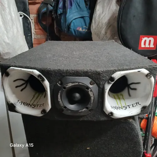 Vendo esse  box com   duas cornetas um tutiter  da Hynor  HDI300
