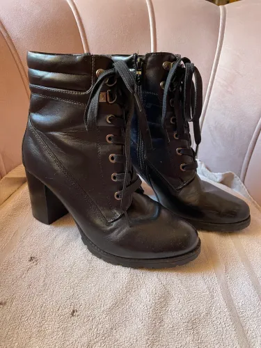 Coturno preto de salto alto