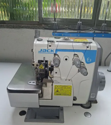Maquina de Costura Overlock Jack E3. (Muito Nova)