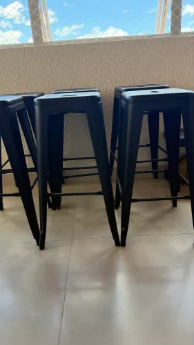 Banquetas de ferro para área de lazer ou para balcão.