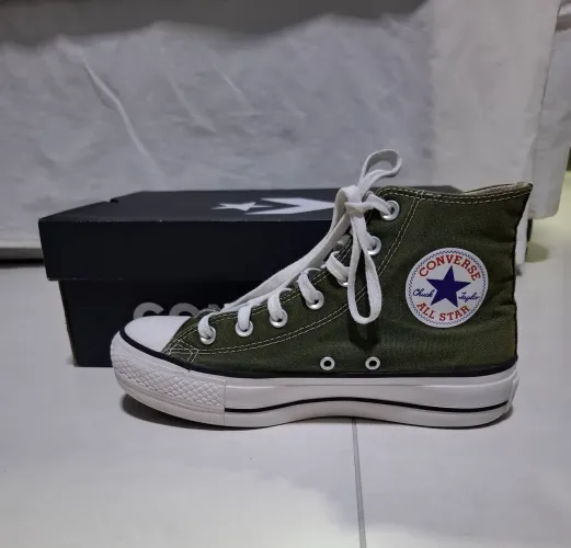Tênis original All star usado,mas bem preservado.Cor verde militar tamanho BR36