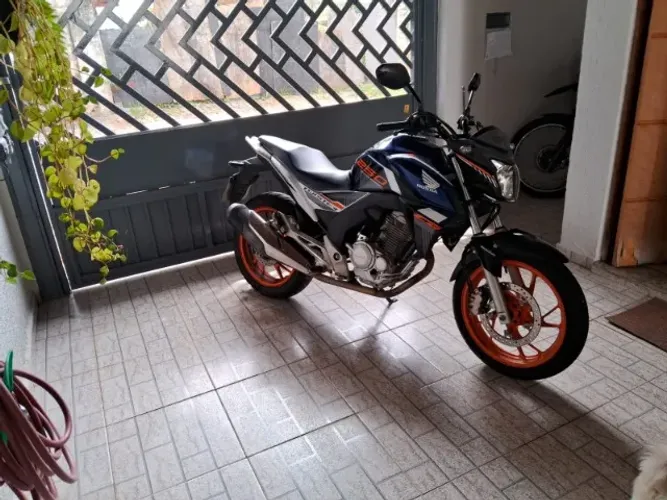 Honda Twister Flexone 250 CC  Azul com detalhes em laranja e branco.