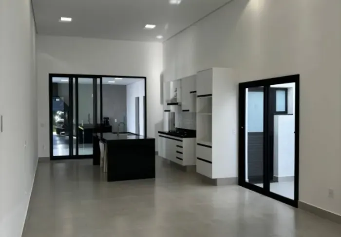 Casa térrea à venda no Condomínio Chácara Ondina, em Sorocaba-SP.
