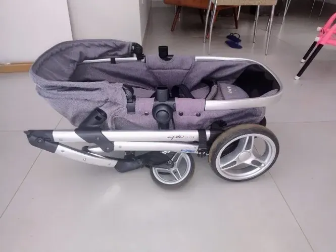 Carrinho com bebê conforto Infanti