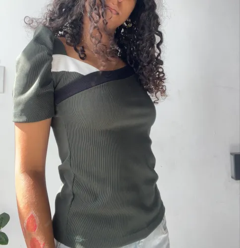 Blusa Canelada Verde Militar - Manga Princesa / Decote Recorte Assimétrico - Tamanho P