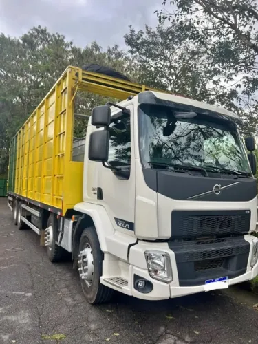 Volvo VM360 8x2 2024 + Piso Móvel Bachiega | Apenas 68 Mil Km
