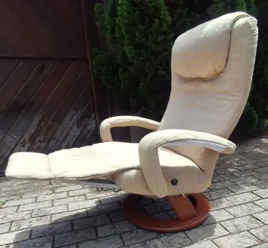 Poltrona Reclinavel Lafer, base de sustentação em madeira. Em pleno funcionamento