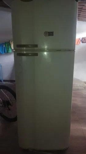 Geladeira usada com defeito