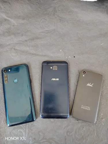Três celulares pra arrumar! Por favor leia a descrição..