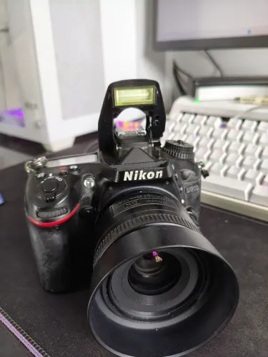 CÂMERA NIKON D7200 + LENTE 35mm e BATERIA GRIP