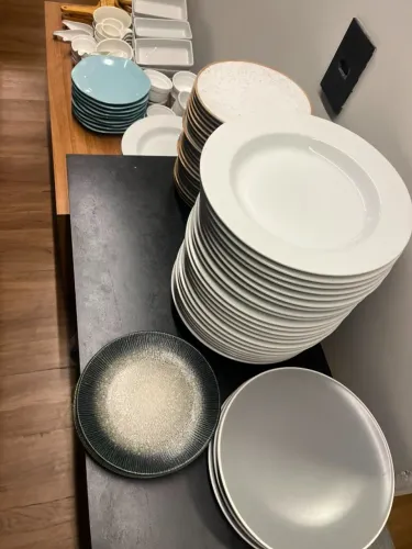 pratos, talheres, louça