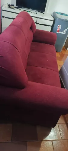 Sofá vermelho SEM RASGADO E NEM BURACO