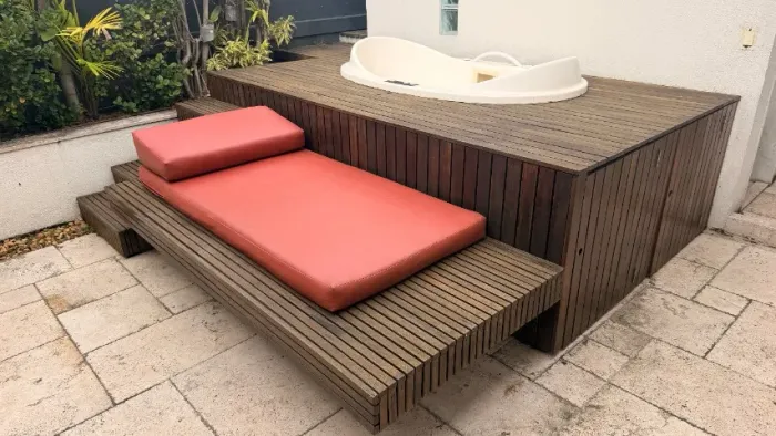 Jacuzzi com deck de Madeira Sob medida + Espreguiçadeira Integrada