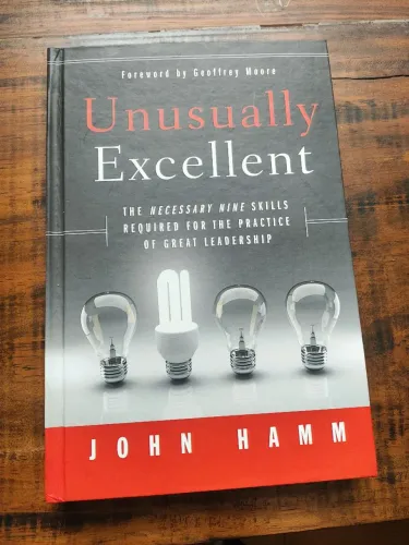 Livro Unsually Excellent - John Hamm (importado)