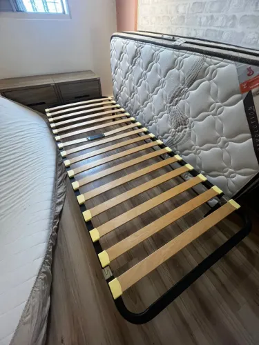 Cama solteiro Tok stok conservada e pés removíveis 