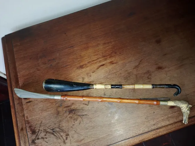 Calçadeira e coçador de osso antigas