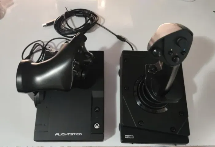 Controlador de Voos HORI Flight Stick para Xbox Series X|S, Xbox One e PC