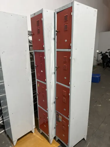 Armário de metal 4 portas colaborador seminovo 